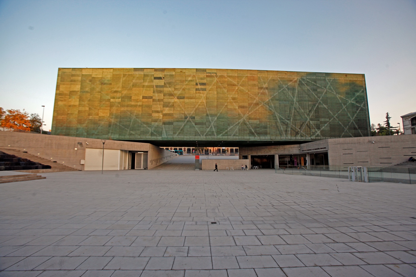 Volumen de vidrio verde del Museo de la Memoria suspendido sobre su plaza